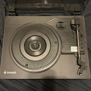 Donner Vinyl record player w/ built in speaker and bass adjuster
